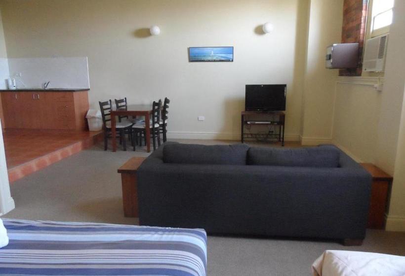 هتل Nireeda Apartments On Clare