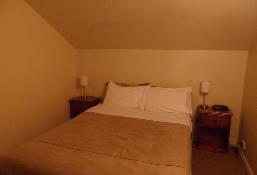 هتل Nireeda Apartments On Clare