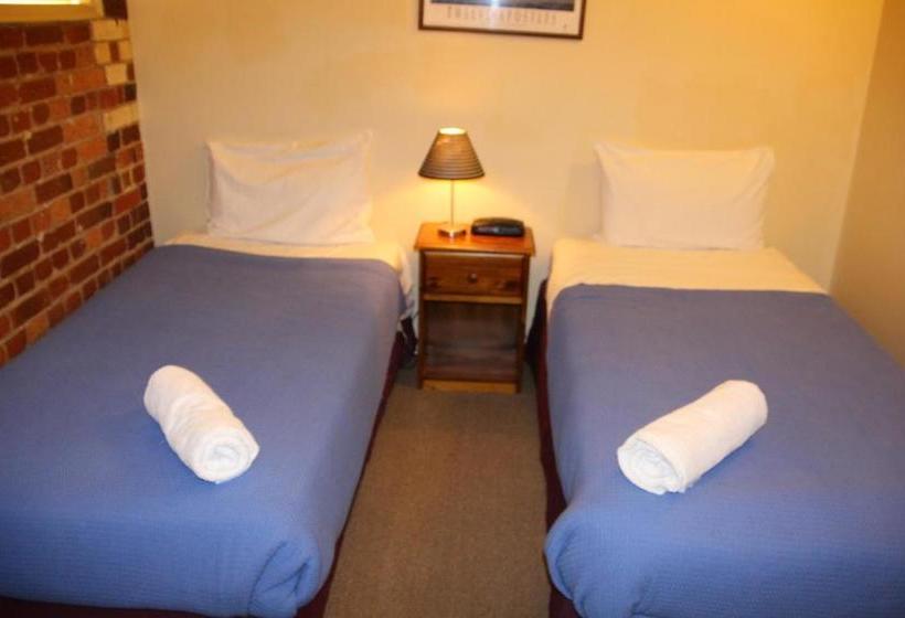 هتل Nireeda Apartments On Clare