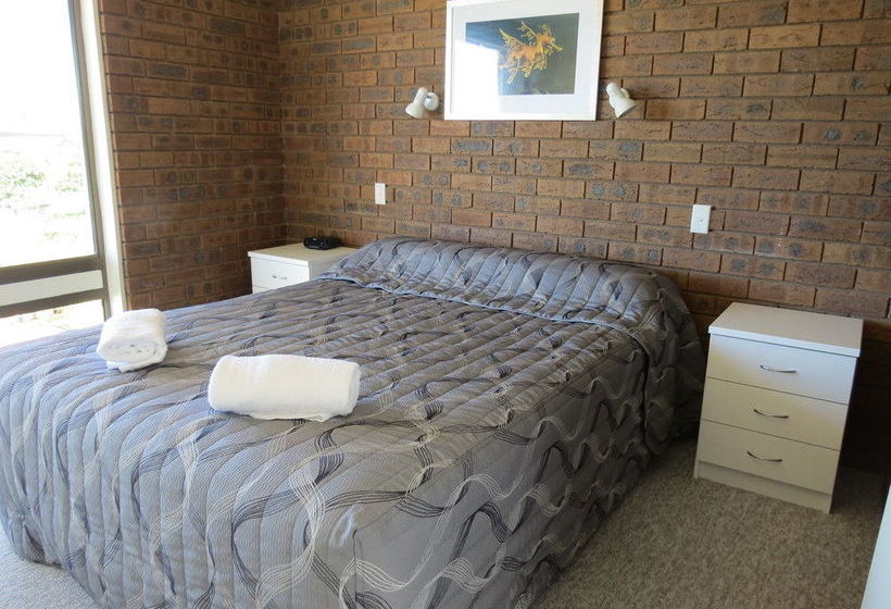 Отель Penguin Mews