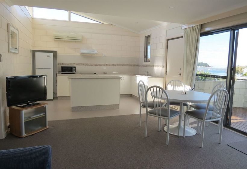 Отель Penguin Mews