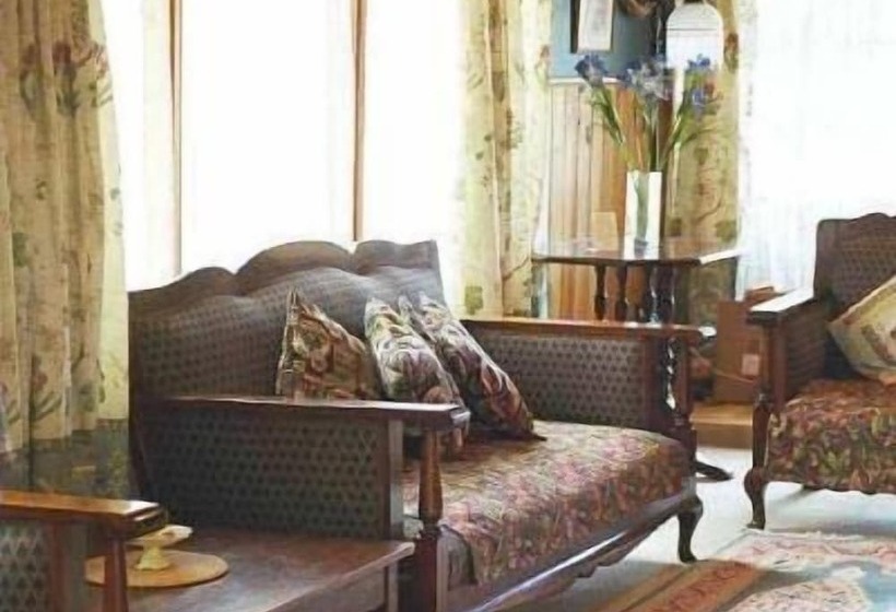 فندق Red Brier Cottage Accommodation