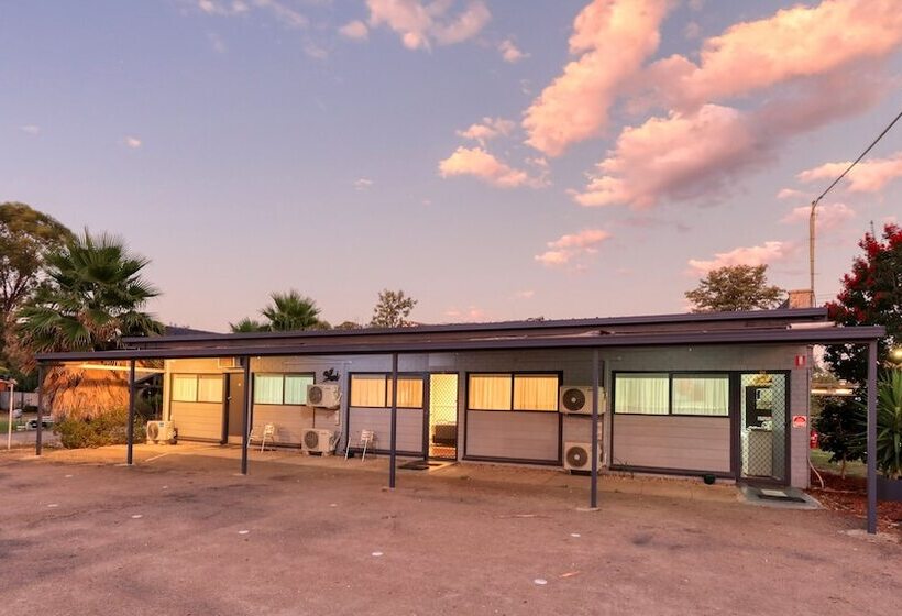 בית מלון כפרי Rose City Motor Inn