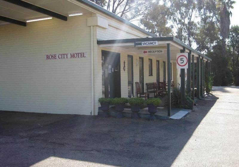 בית מלון כפרי Rose City Motor Inn