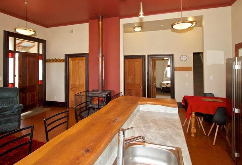 בית מלון כפרי Station Lodge