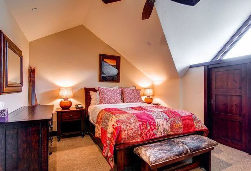 فندق Village Ford Hall