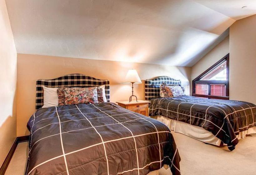 فندق Village Ford Hall