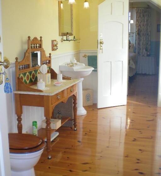 هتل Water Bay Villa Bed And Breakfast