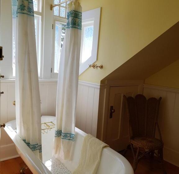 هتل Water Bay Villa Bed And Breakfast