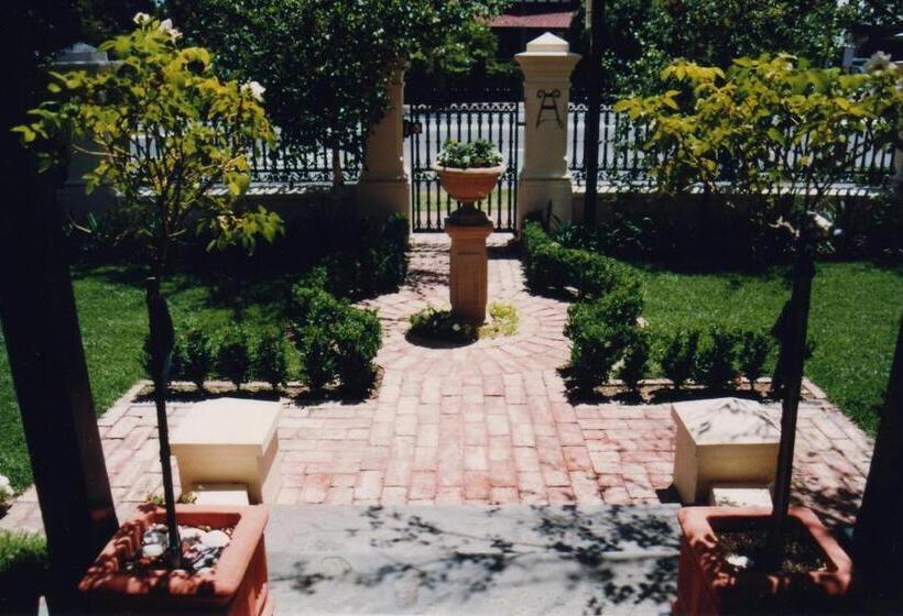 هتل Water Bay Villa Bed And Breakfast