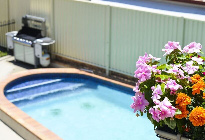 Мотель Golden Beach Motor Inn, Caloundra