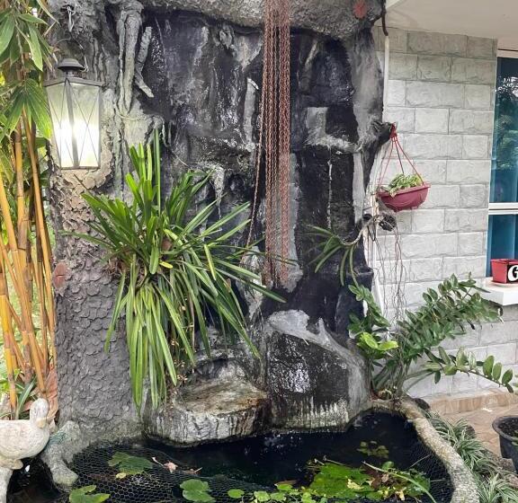 Пансион Rock Cascade Tourist Home &cookery School