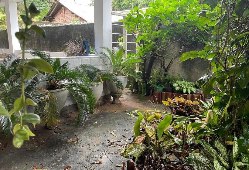 Пансион Rock Cascade Tourist Home &cookery School