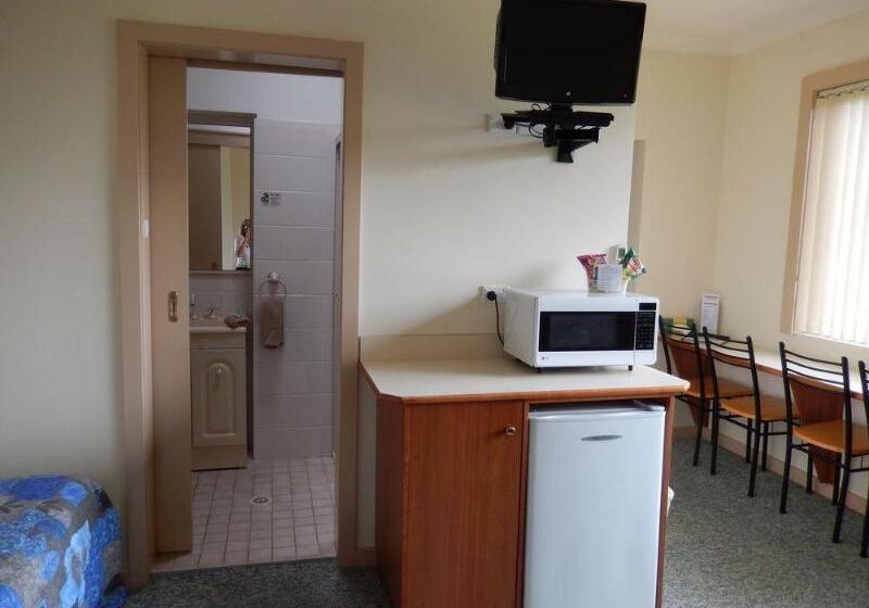 The Pioneer Way Motel