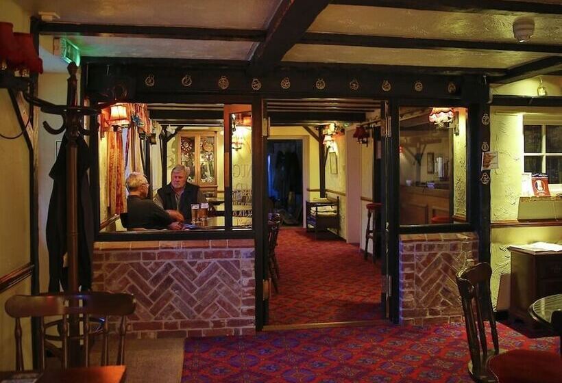 住宿加早餐  The Longham White Horse