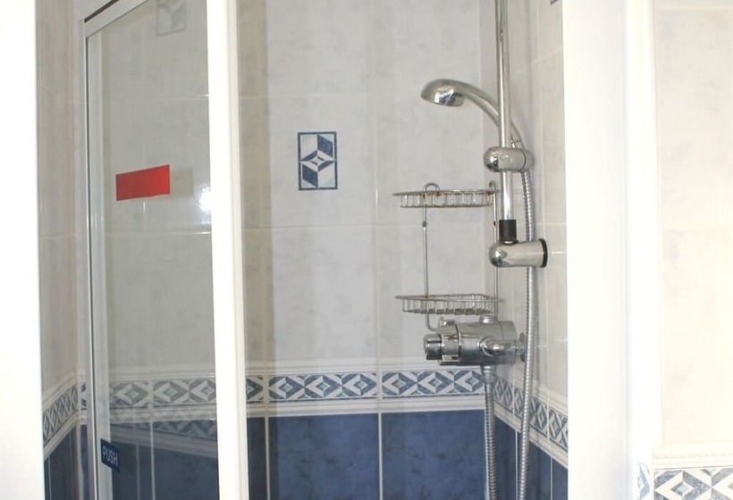 住宿加早餐  The Longham White Horse