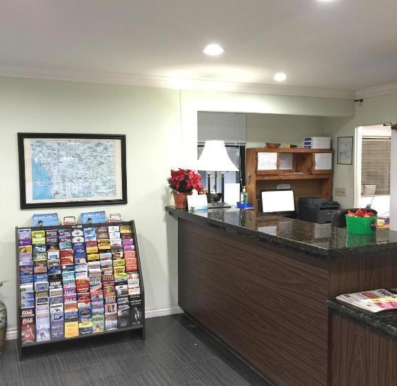 Hi Way Host Motel