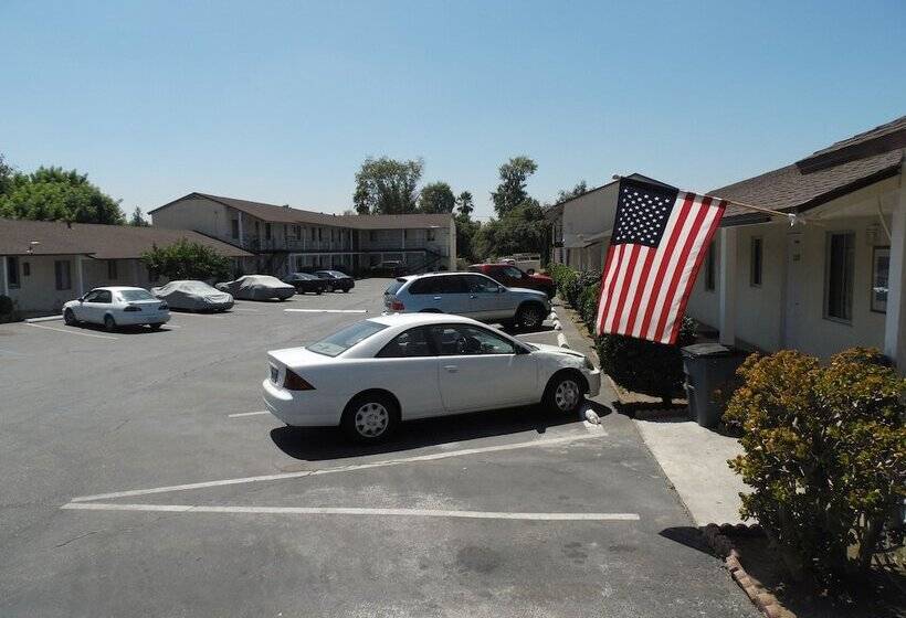 Hi Way Host Motel
