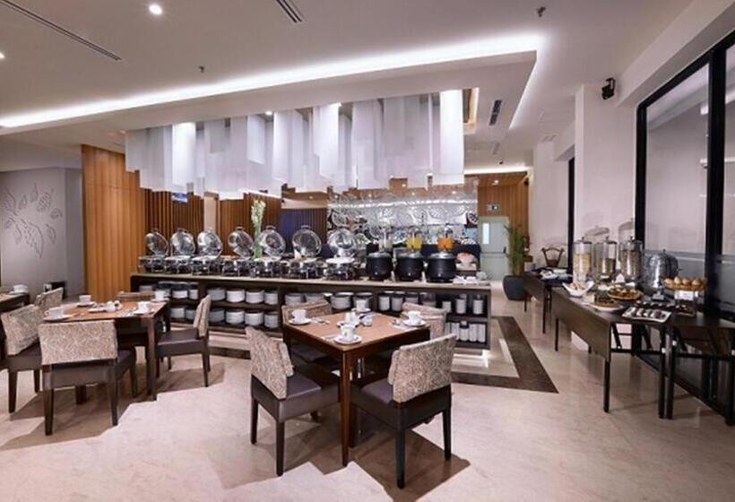 בית מלון כפרי Aston Bojonegoro City