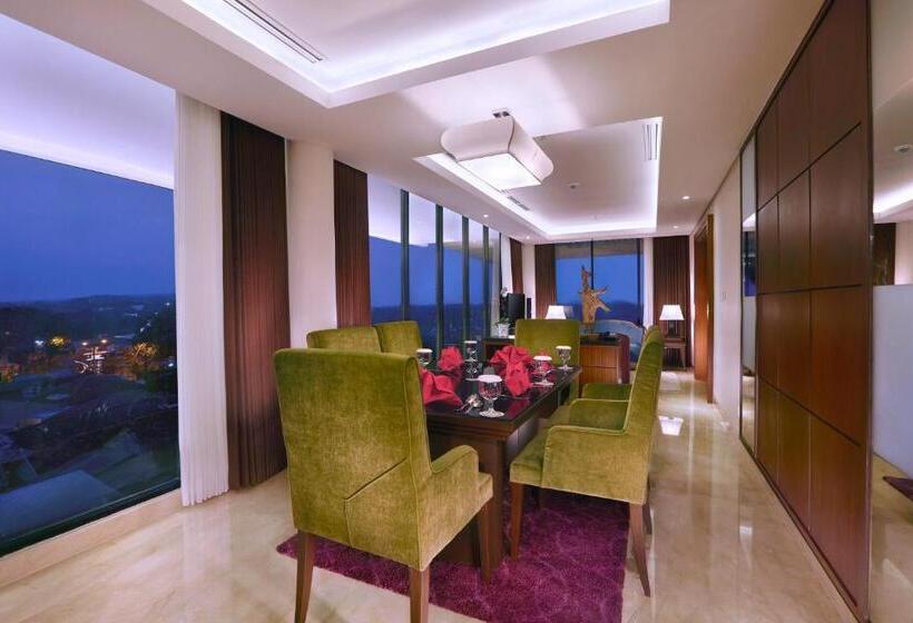 בית מלון כפרי Aston Bojonegoro City