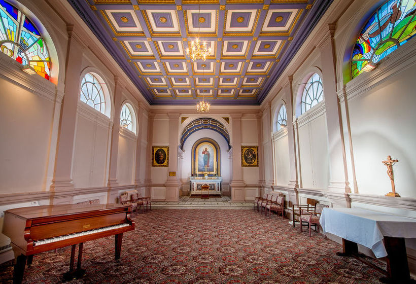 هتل Burns Lodge At Holy Cross Centre