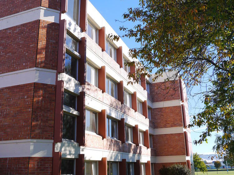 هتل Burns Lodge At Holy Cross Centre