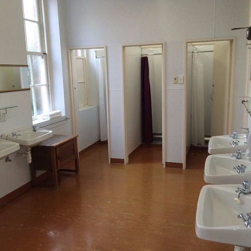 هتل Burns Lodge At Holy Cross Centre