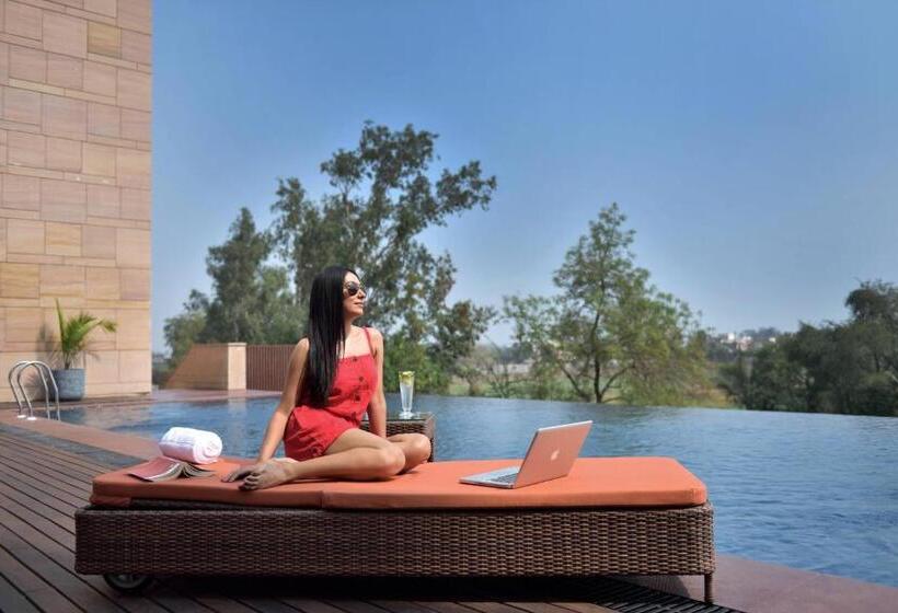 فندق Courtyard By Marriott Raipur