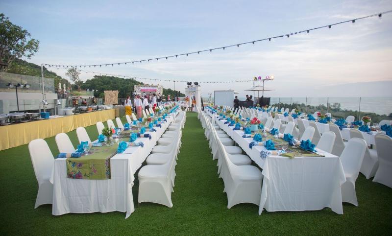 Отель Crest Resort & Pool Villas Sha Extra Plus