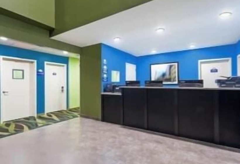 Отель Days Inn & Suites By Wyndham Jamaica Jfk Airport