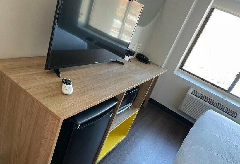 Отель Days Inn & Suites By Wyndham Jamaica Jfk Airport