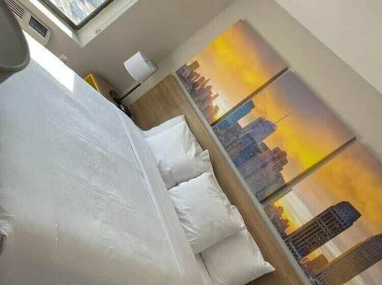 Отель Days Inn & Suites By Wyndham Jamaica Jfk Airport