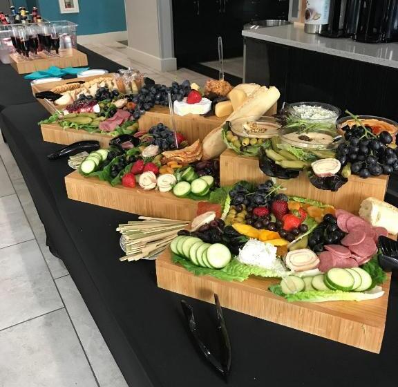 فندق Holiday Inn Express & Suites   Charlotte Airport, An Ihg