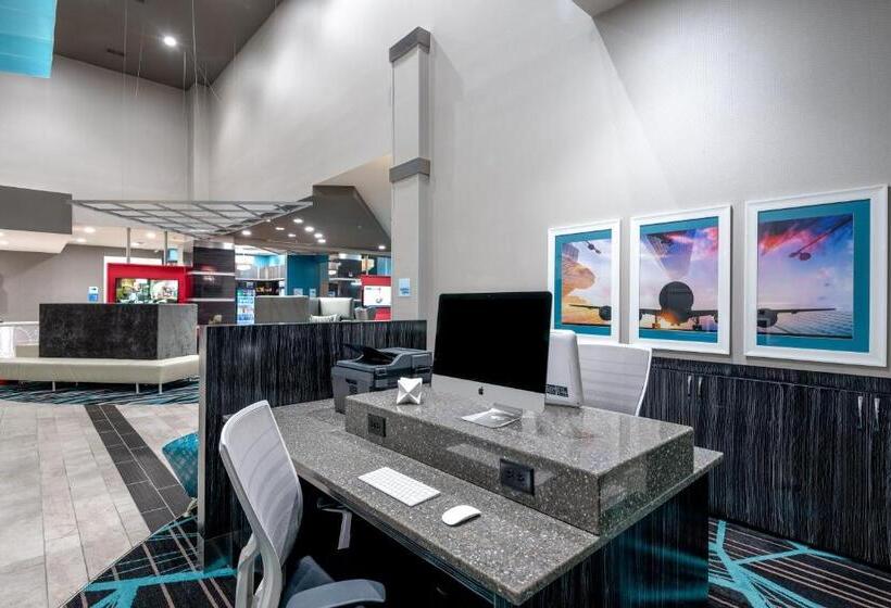 فندق Holiday Inn Express & Suites   Charlotte Airport, An Ihg