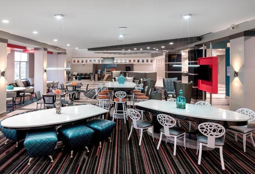 هتل Holiday Inn Express & Suites   Charlotte Airport, An Ihg