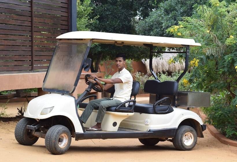 Отель Jetwing Jungle Lodge