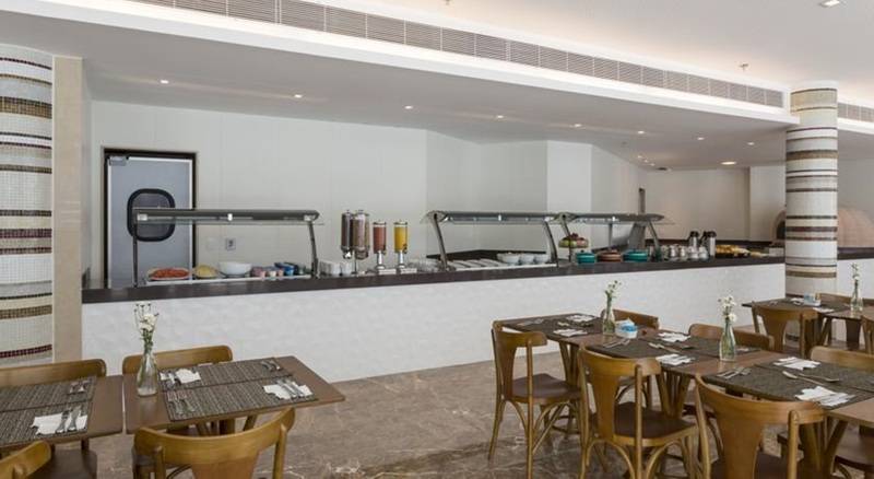 Отель Sleep Inn Praia Do Canto