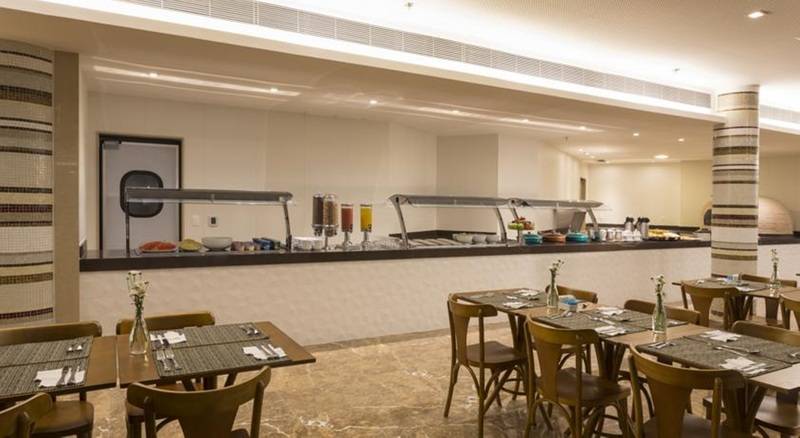 Отель Sleep Inn Praia Do Canto