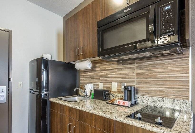 Отель Suburban Studios Midland I20