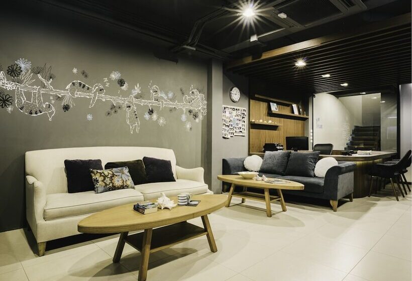 בית מלון כפרי Tiras Patong Beach