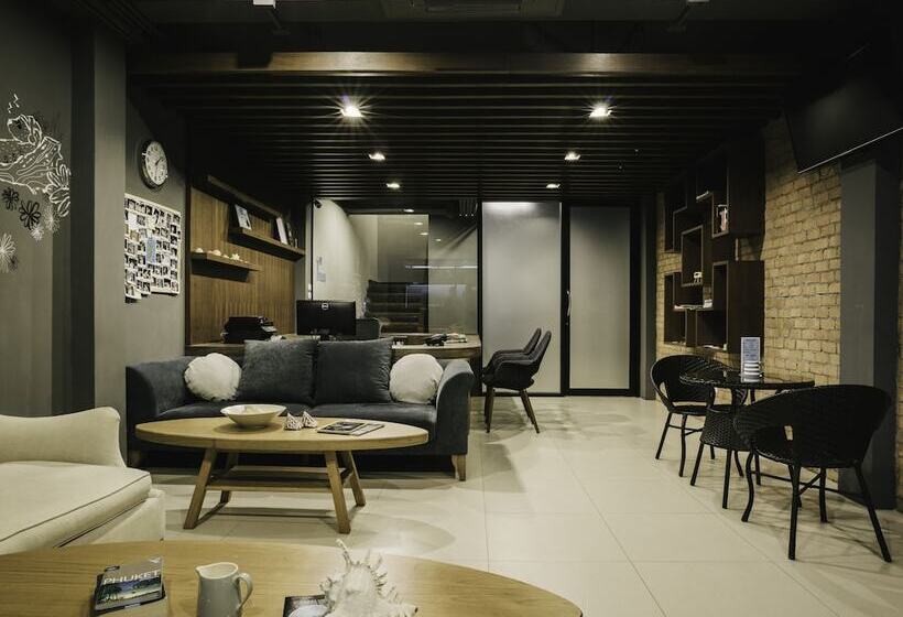 בית מלון כפרי Tiras Patong Beach