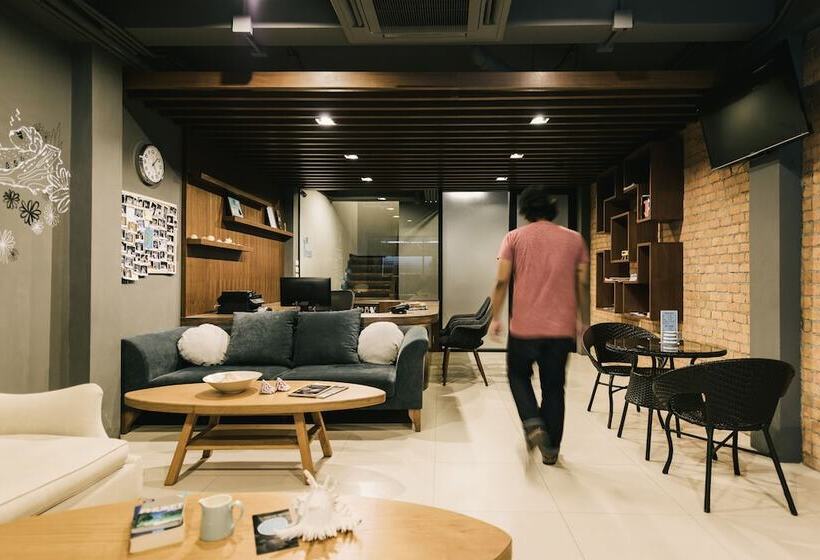 בית מלון כפרי Tiras Patong Beach