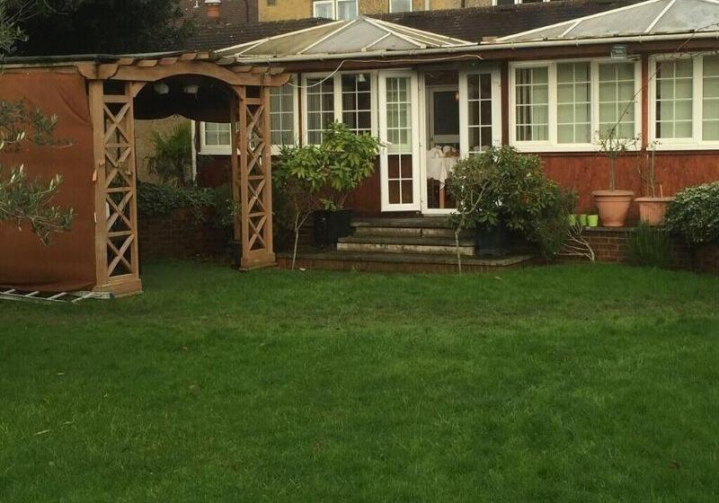 Пансион Colnbrook Lodge Guest House