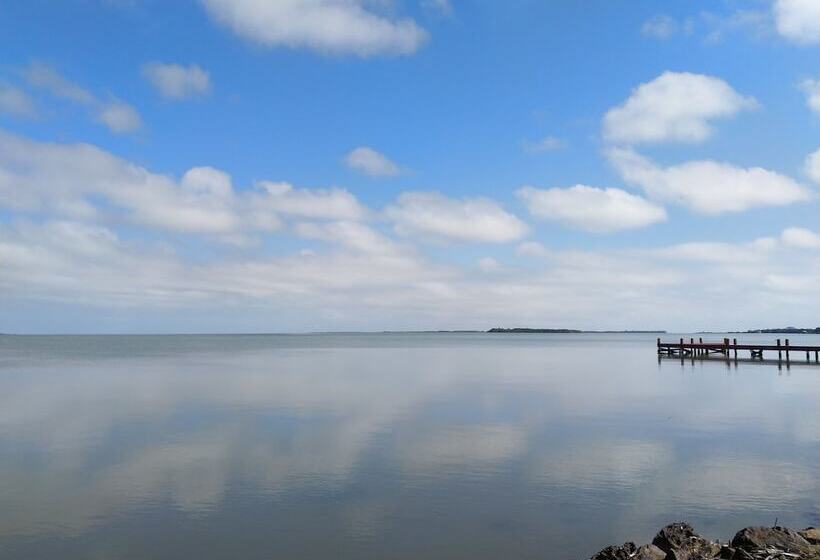بنسيون The Red Hut Inn