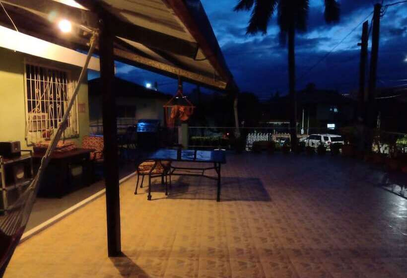 펜션 The Red Hut Inn