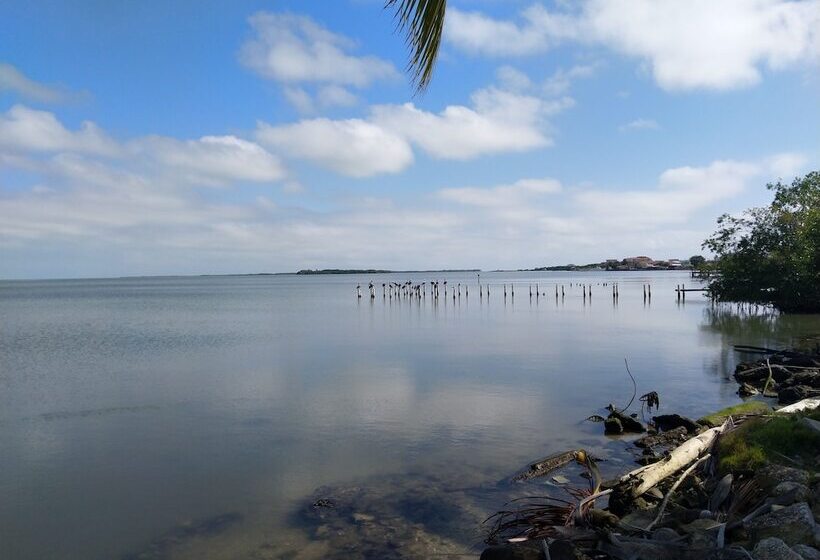 Пансион The Red Hut Inn