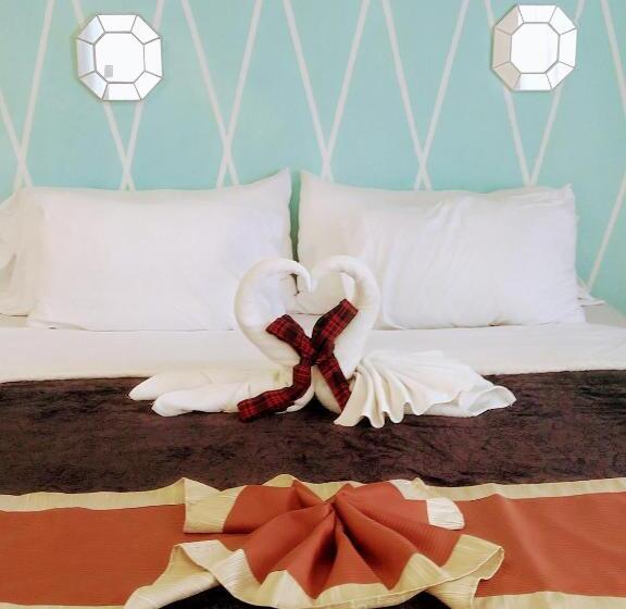 بنسيون The Red Hut Inn