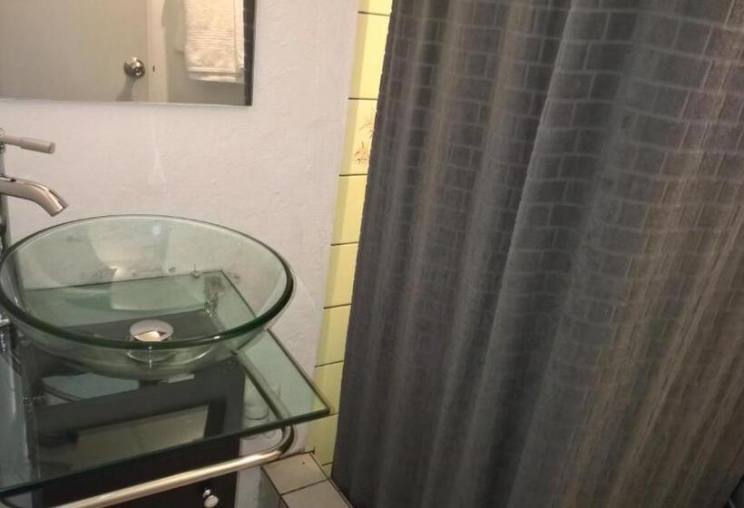 بنسيون The Red Hut Inn