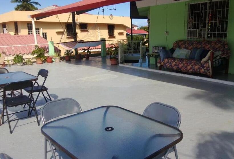 بنسيون The Red Hut Inn