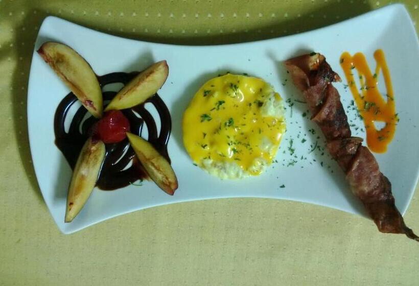 بنسيون The Red Hut Inn